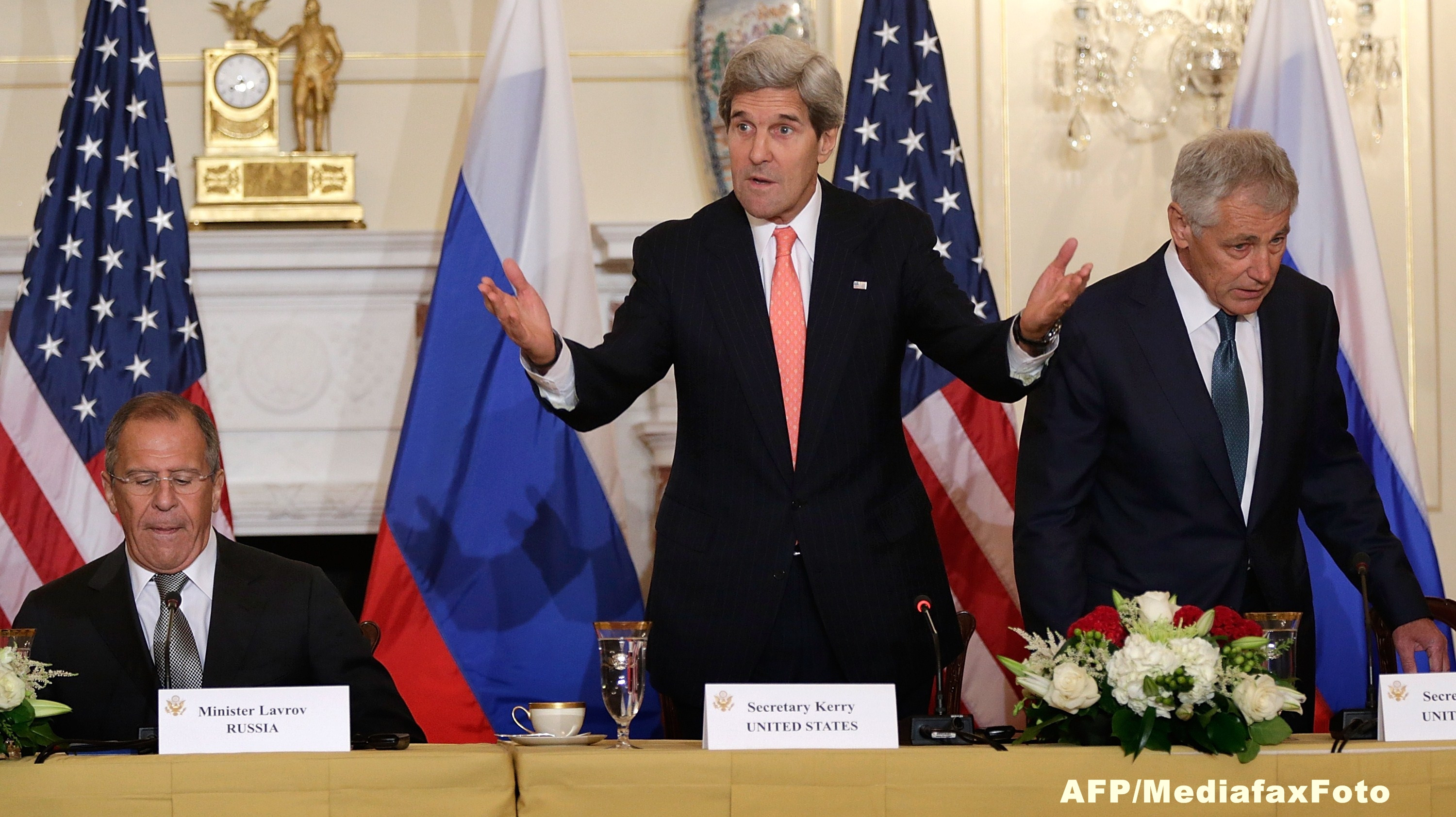 John Kerry a luat masa in 2009 cu Bashar al-Assad, pe care-l compara acum cu Adolf Hitler