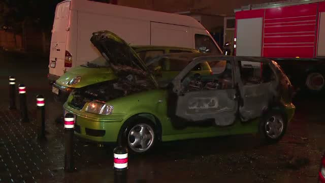 Trei masini, distruse de un incendiu pus intentionat, in Pitesti. Ancheta e in desfasurare