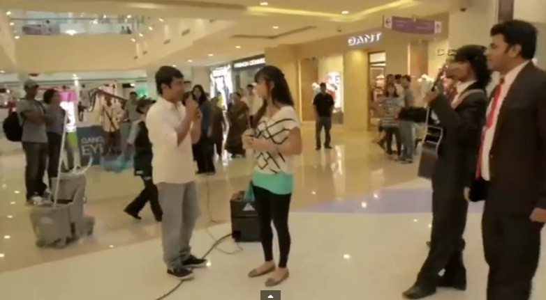 Nu si-ar fi imaginat niciodata asta.Ce s-a intamplat dupa ce si-a cerut in casatorie iubita, la mall