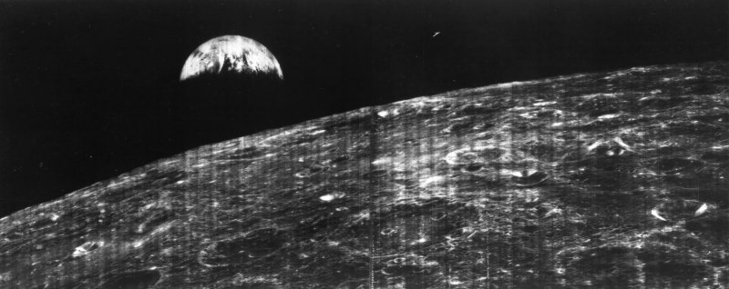 Luna, Pamant, prima fotografie