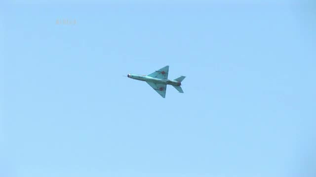 Un avion MIG a luat foc la aterizare pe aeroportul militar din Bacau. Pilotii au scapat cu viata