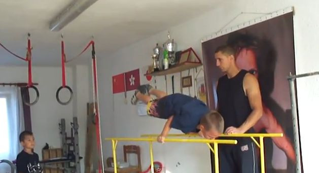 "Micul Hercule", pus sa se antreneze alaturi de fratele sau. Ce inregistrare a aparut pe Internet