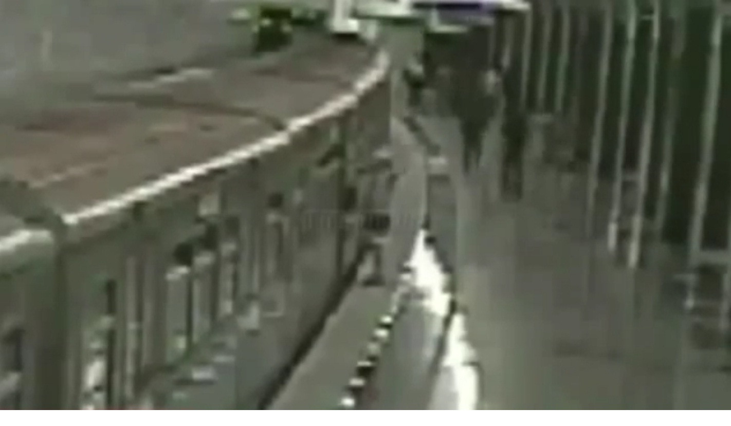 A scapat ca prin miracol. Un pensionar a ramas blocat intre usile metroului. VIDEO