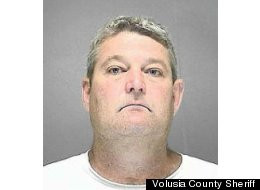 Un barbat din SUA a fost arestat dupa ce a fost prins facand sex in masina cu fiica sa vitrega