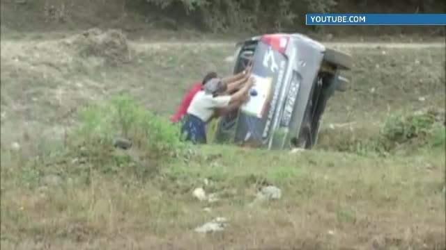 Batrana de 80 de ani, erou de filme de actiune. Cum a ajutat un echipaj de raliu rasturnat pe traseu