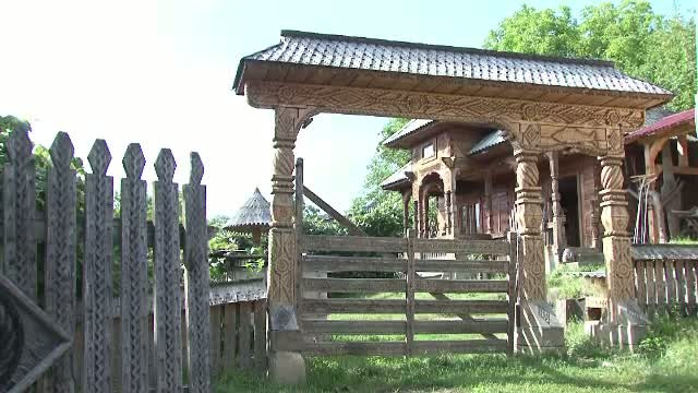 Strainii ne salveaza traditiile. Americanii se inghesuie sa cumpere celebrele porti maramuresene