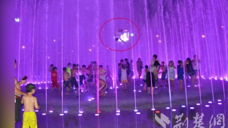 S-a jucat langa o fantana. Ce s-a intamplat dupa cateva minute este revoltator. VIDEO