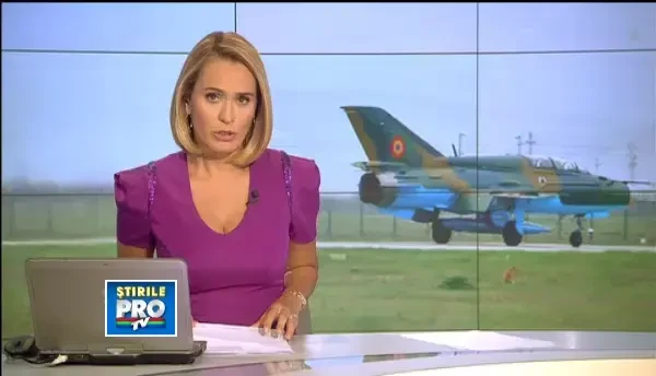 Un avion MIG a luat foc la aterizare pe aeroportul militar din Bacau. Pilotii au scapat cu viata