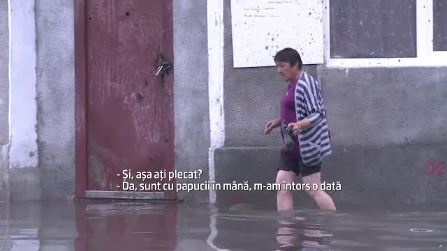 Haos in Galati dupa o ploaie torentiala. Cum a ajuns apa pana in dreptul scarilor de la spital