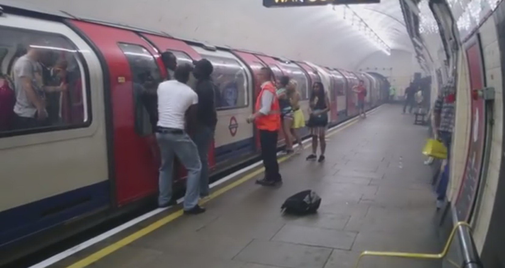 Panica la metroul din Londra. Zeci de oameni s-au calcat in picioare sa scape. VIDEO