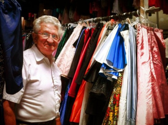 Dovada extrema de dragoste. Un barbat i-a cumparat sotiei 55.000 de rochii in 56 de ani