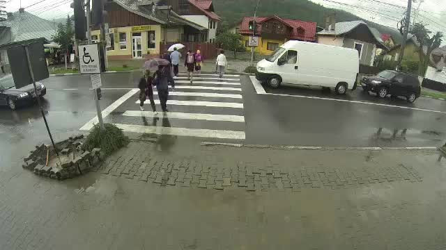 Pasarelele din Busteni, inutile pe DN1. Pietonii folosesc trecerea pentru persoanele cu handicap
