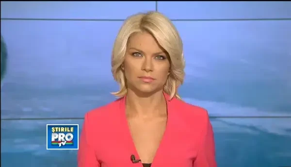 Roger Waters si presedintele Camerei Deputatilor Valeriu Zgonea au lovit, intr-un gest simbolic, cu un ciocan, zidul cladirii Palatului Parlamentului