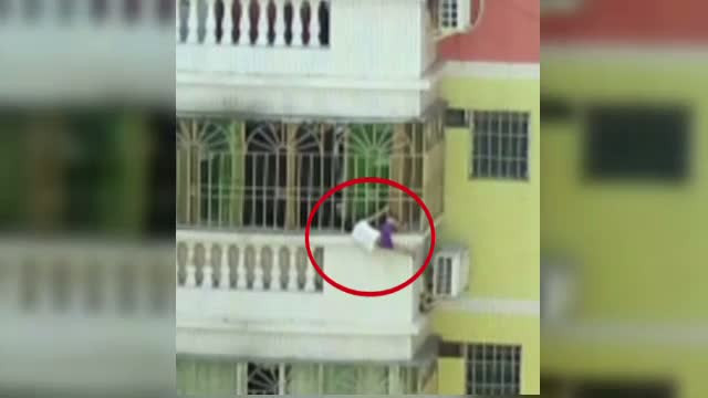 A ramas cu capul prins intre gratiile balconului si cu trupul suspendat in gol. Ce s-a intamplat
