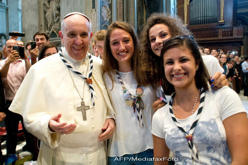 Papa Francisc face poza cu tinerii 2