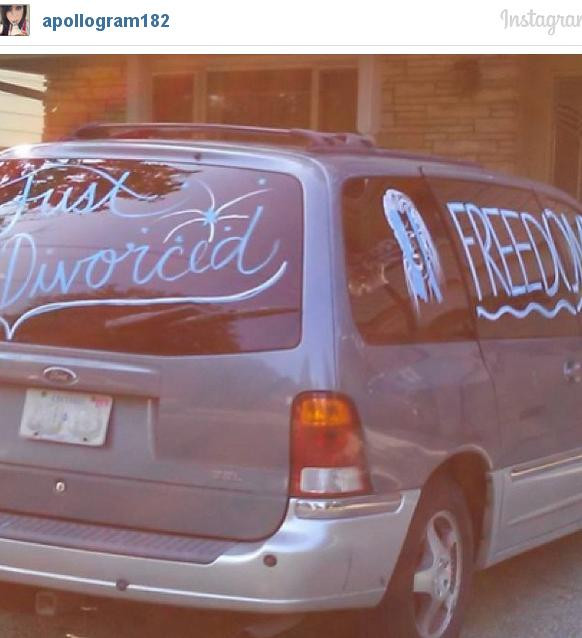 Mesajul scris pe masina de o persoana divortata. Fotografia a fost publicata pe Instagram