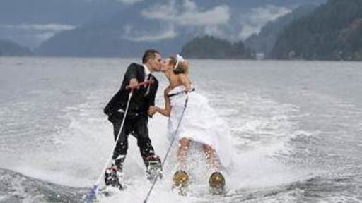 Nunta inedita cu schiurile in picioare. Mireasa a purtat veste de salvare sub rochia de 20 de kg