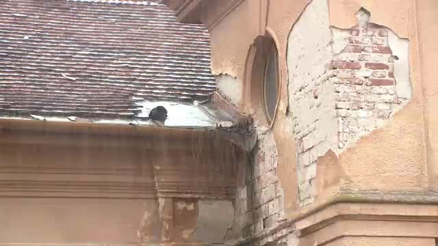 Multi elevi se vor intoarce la scoala in cladiri care stau sa cada. Unele n-au autorizatii de 5 ani