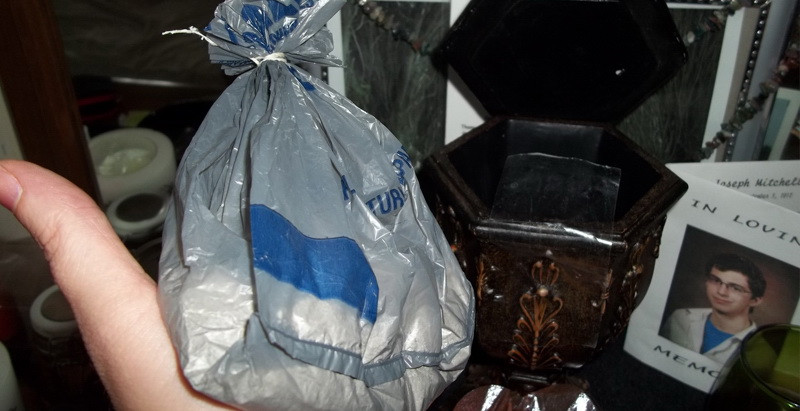 I-au pus cenusa fiului intr-o punga de supermarket. "Nimeni nu merita asa ceva" VIDEO