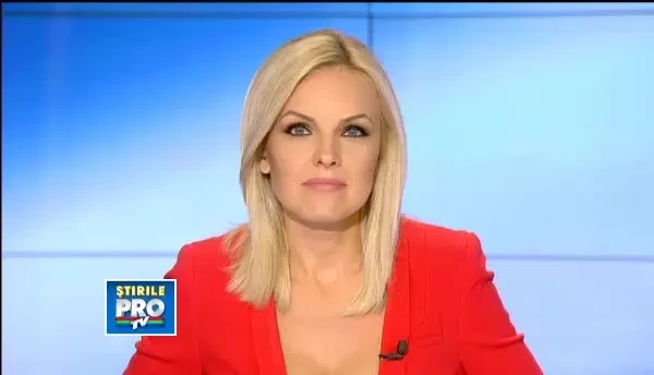 O mireasa din Timisoara a imbracat o rochie creata din peste 3.000 de flori, suta la suta naturale