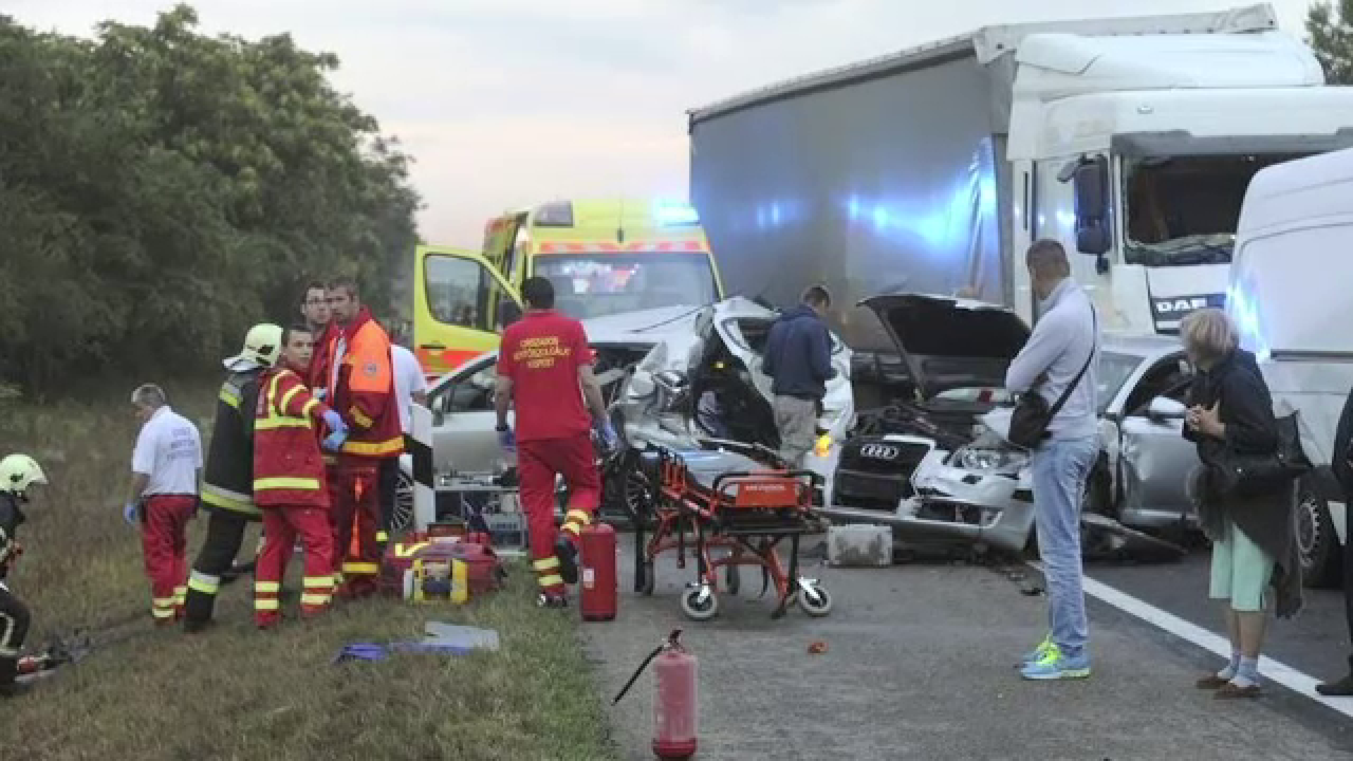 Cei 18 romani raniti in accidentul de vineri din Ungaria se simt mai bine. Soferul TIR-ului, arestat