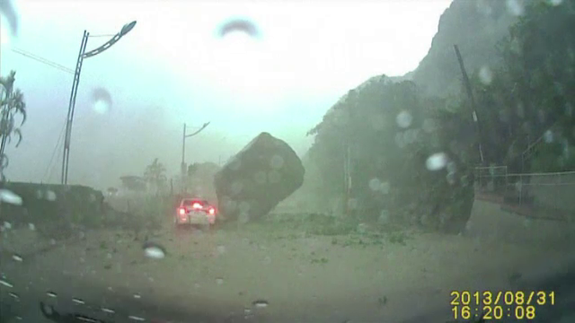 IMAGINI DRAMATICE. Momentul in care o masina este acoperita de pamant, dupa o alunecare de teren