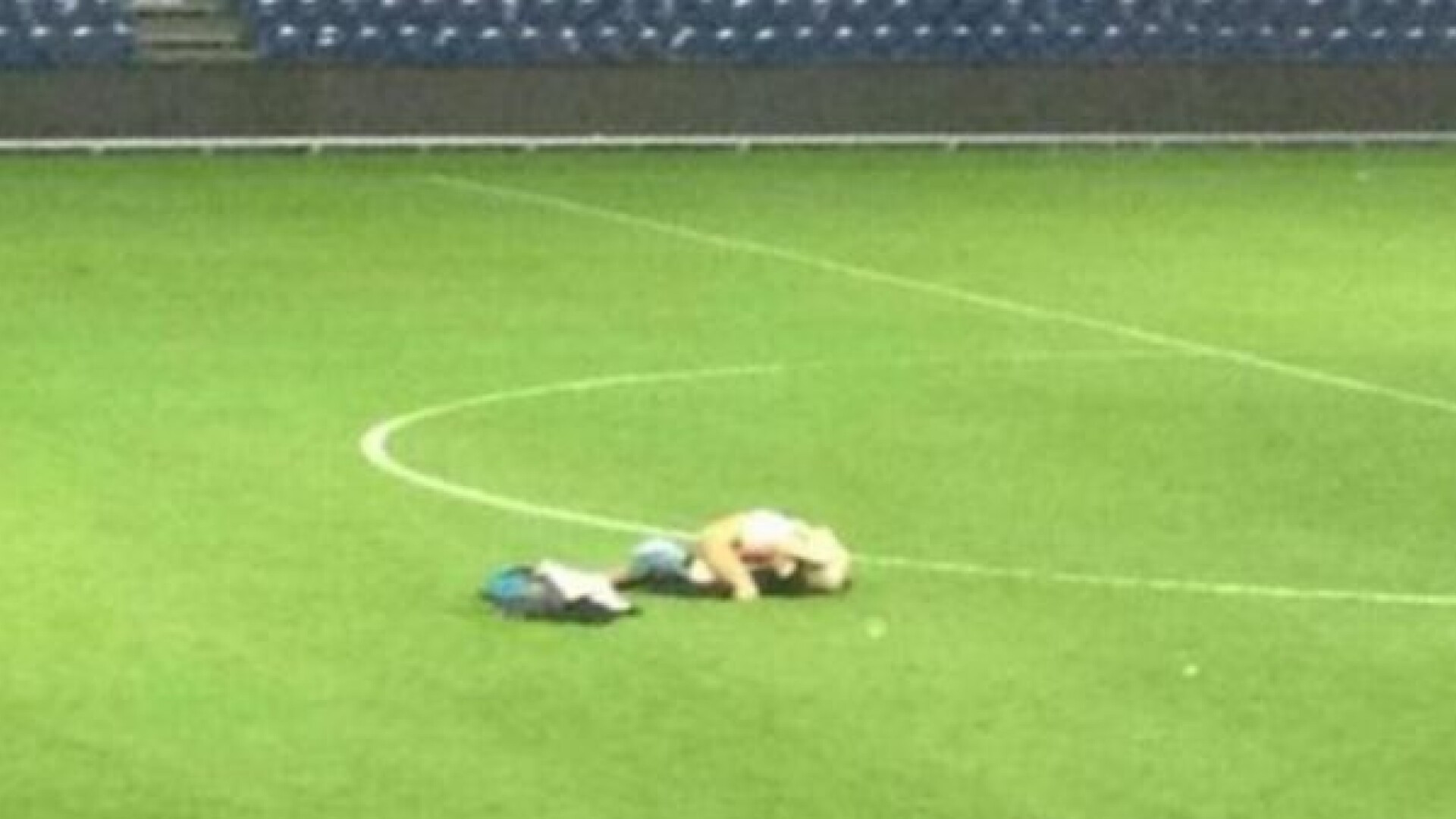 Au fost dati afara de pe stadion dupa ce au fost surprinsi facand sex. FOTO