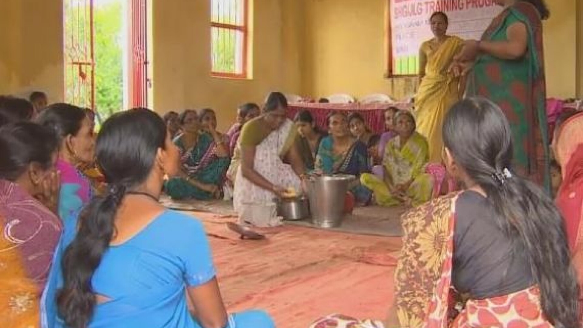 Cum fac bancherii bani in satele sarace din India