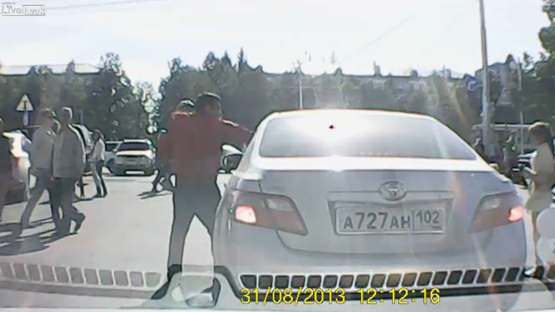 Imagini dure surprinse in trafic. Un barbat care-si tine fiica in brate este lovit de un sofer