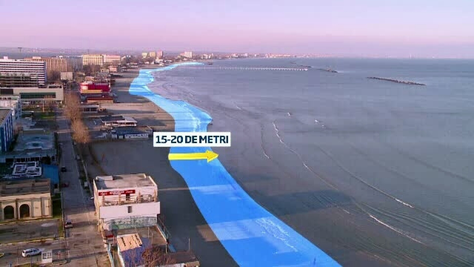 Fenomen foarte rar la Mamaia. Marea s-a retras cativa metri de tarm, spre fericirea turistilor