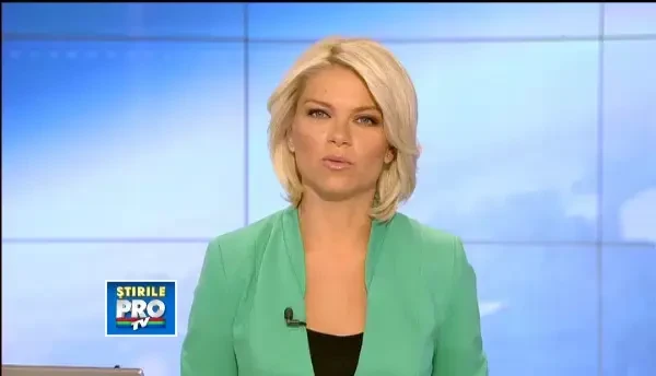 IMAGINI DRAMATICE. Momentul in care o masina este acoperita de pamant, dupa o alunecare de teren