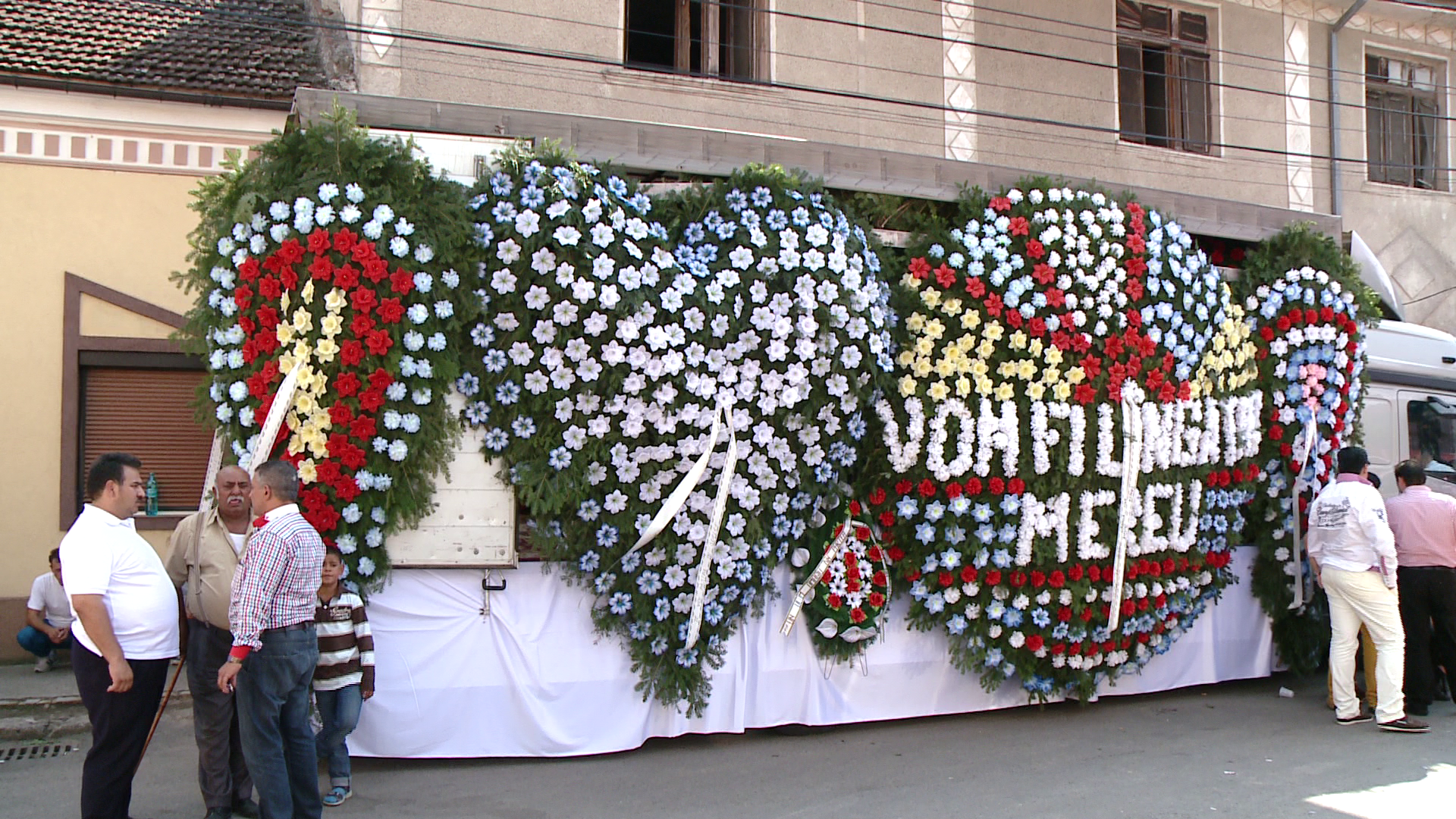 Inmormantare cu fast in randul clanului Carpaci, cu coroane de 4 metri si sicriu de 6 mii de euro