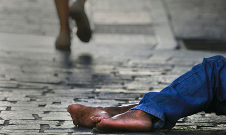 Un om al strazii a salvat o politista care era agresata. "Am facut ceea ce trebuia"