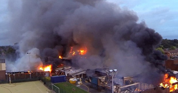 Cinci pusti din Marea Britanie, banuiti ca au incendiat o scoala inainte de inceputul anului scolar