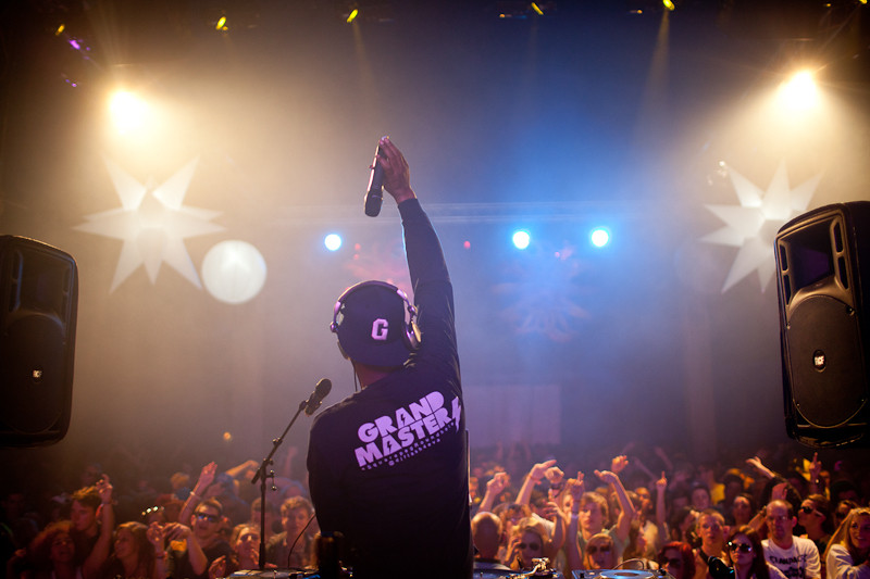 Un tanar care si-a cumparat droguri de pe internet a murit in timpul unui festival de muzica