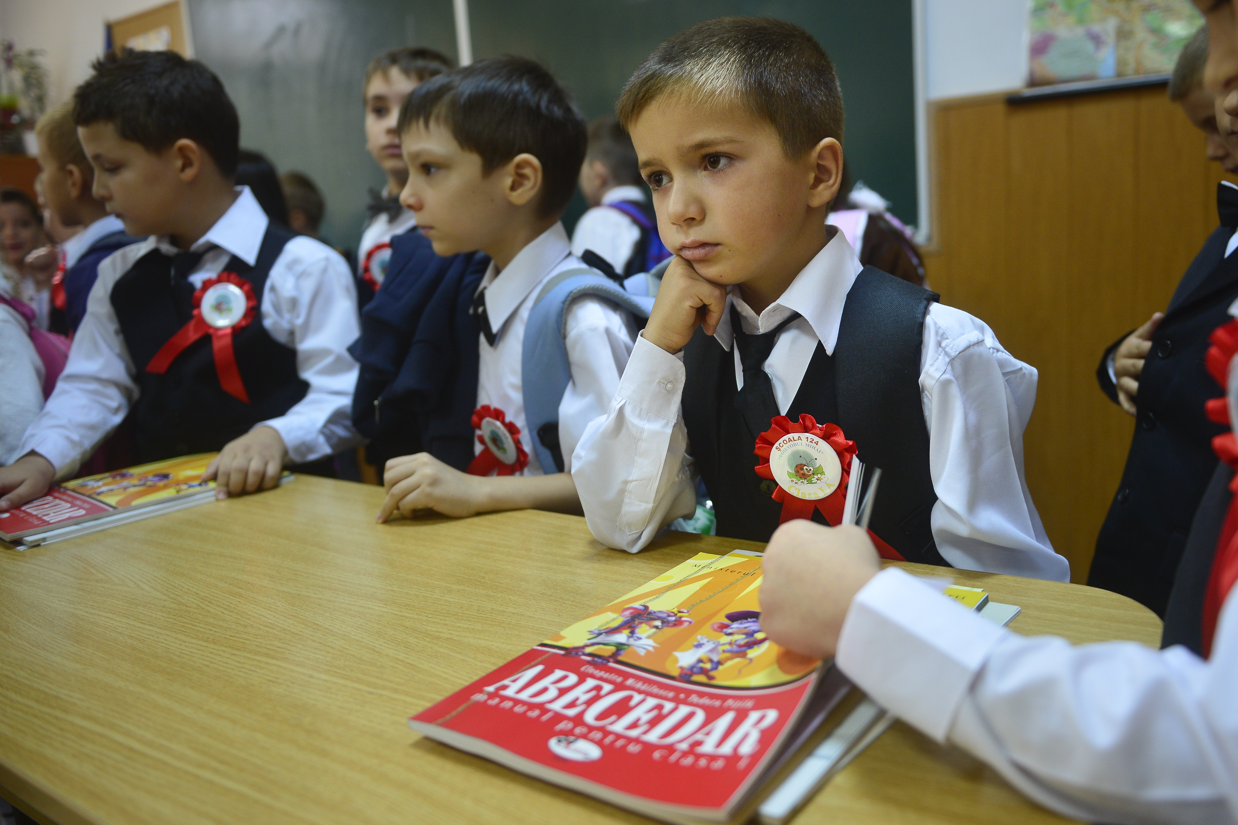 Studiu: Elevii folosesc telefoanele mobile si pentru invatat