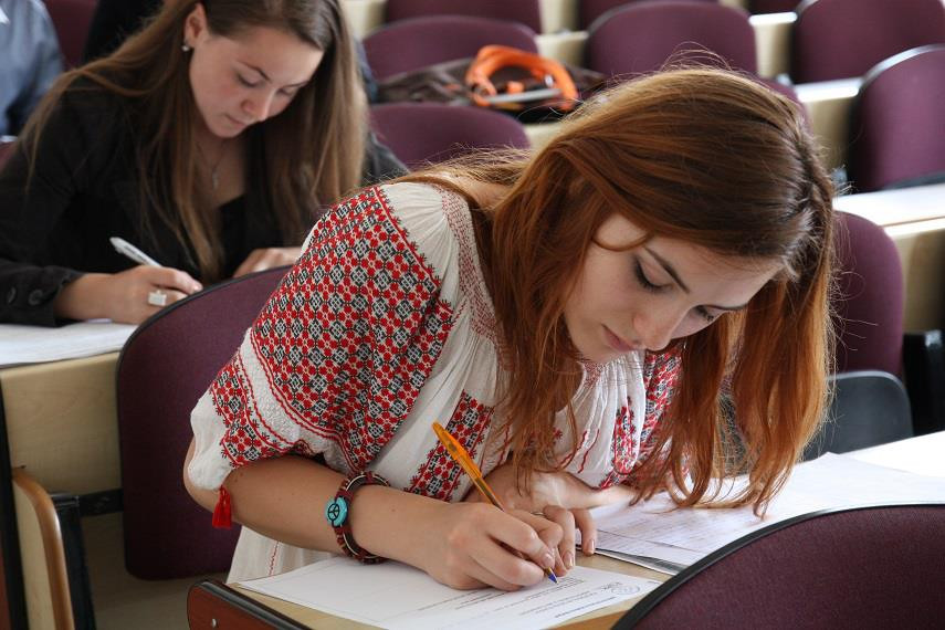 Interpreti mimico-gestuali pentru studentii cu dizabilitati de la UBB