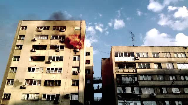 Incendiu de proportii intr-un bloc din Capitala. Oamenii au fugit si in halat de baie