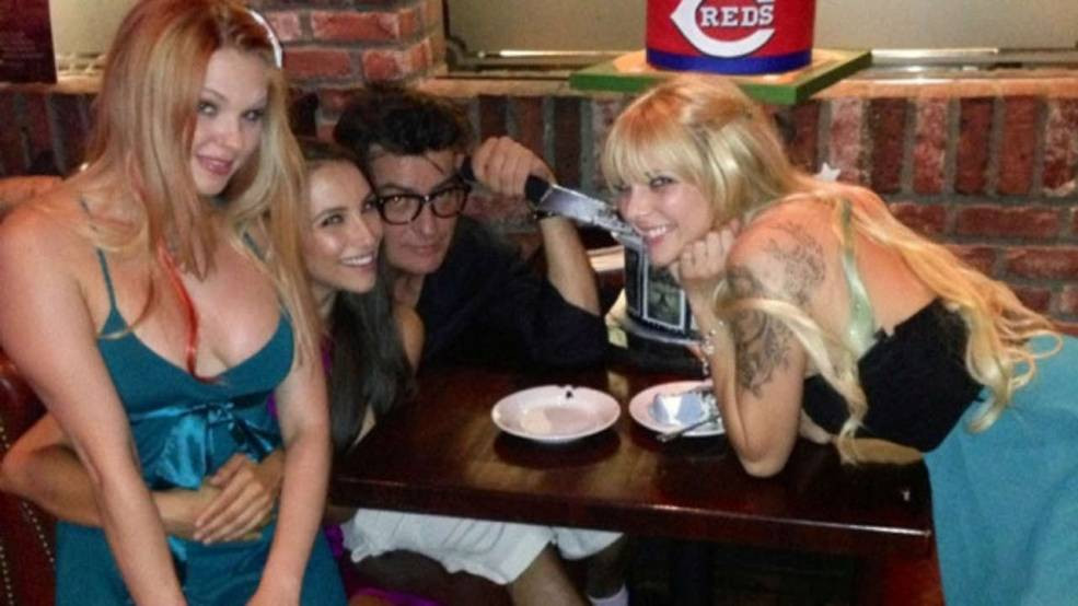 Charlie Sheen si-a petrecut ziua de nastere alaturi de 3 vedete din filmele pentru adulti
