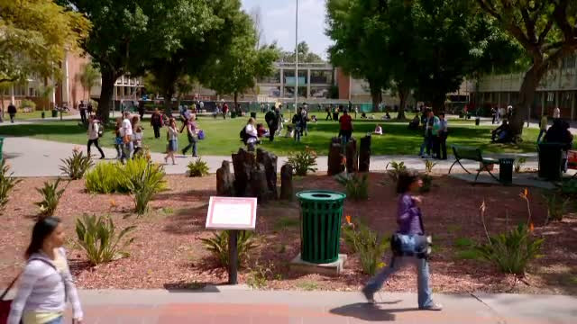 Serialul Community poate fi urmarit pe Voyo.ro. Primele doua sezoane sunt deja online