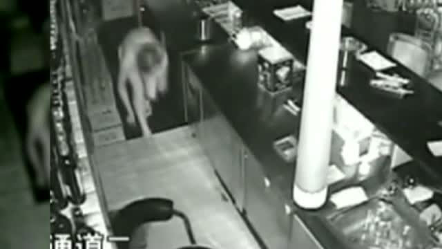 A intrat doar in lenjerie intima ca sa fure din restaurant. Cine era hotul surprins de camere