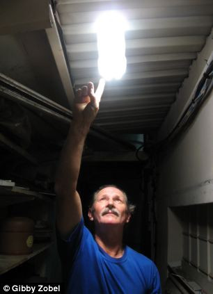 Inventia care ar putea inlocui curentul electric. Cum poti face lumina folosind sticle si apa