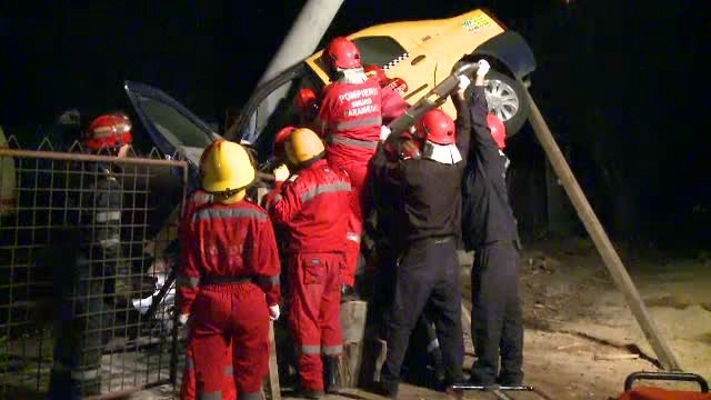 Accident spectaculos. Un taxi s-a rasucit in aer, a aterizat peste un gard si a daramat un stalp