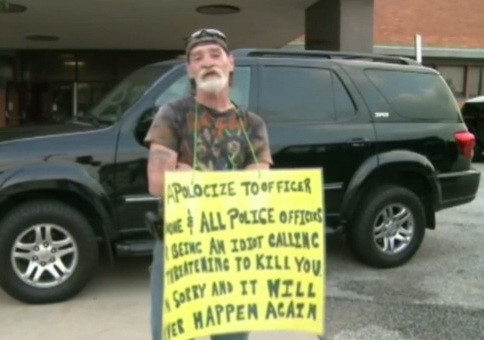 Un american a fost obligat sa poarte pe piept un semn pe care scrie ca este idiot. VIDEO