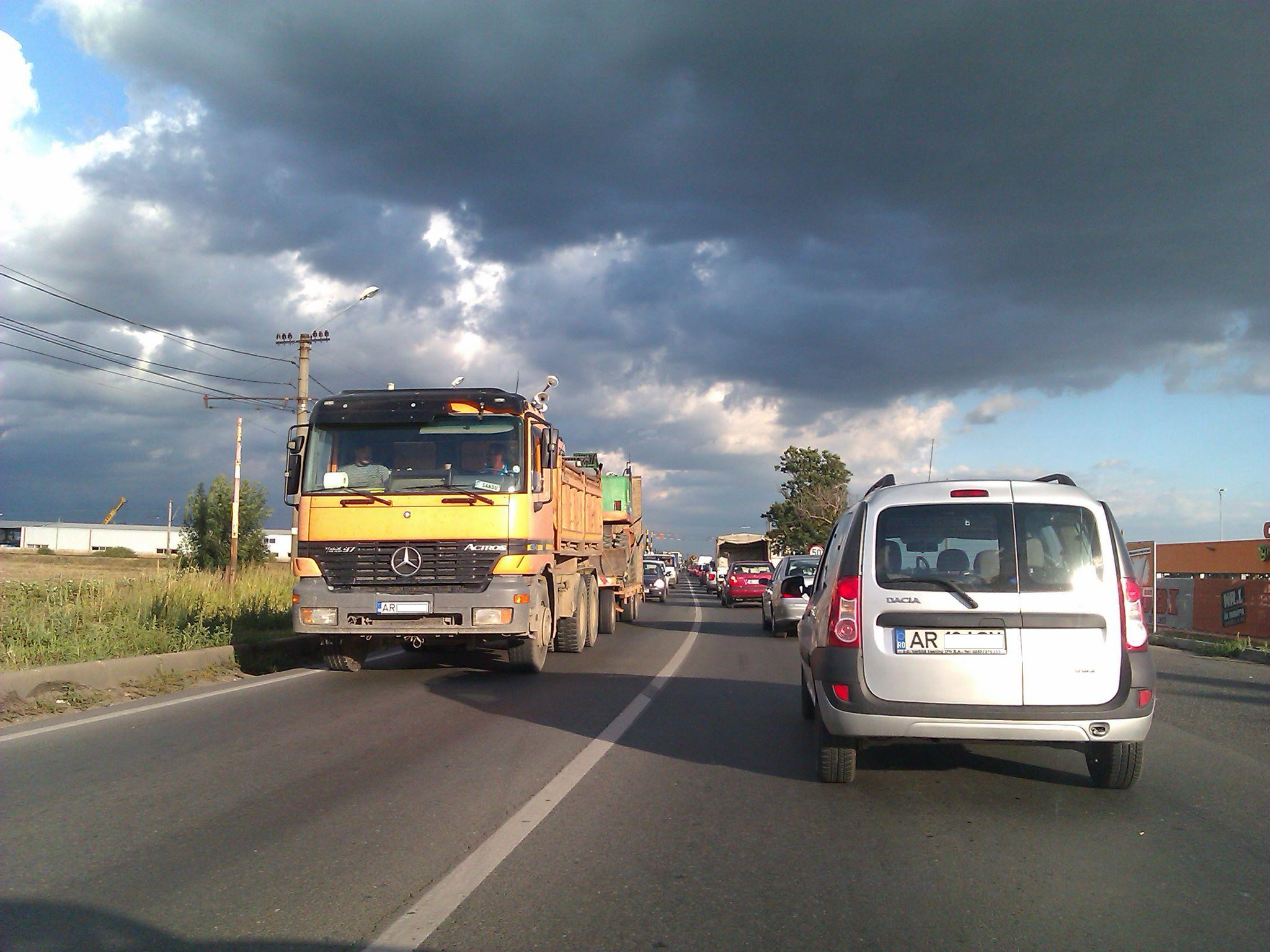 Lucrari fara efect la trecerea peste calea ferata din Vladimirescu. Se mentin cozile kilometrice