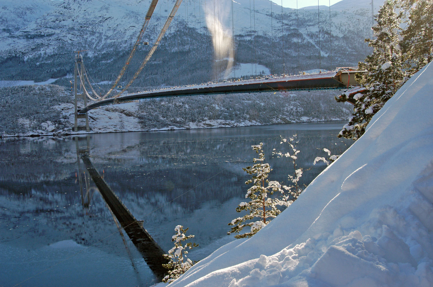 A fost inaugurat cel mai lung pod suspendat intre doua tuneluri din lume! FOTO