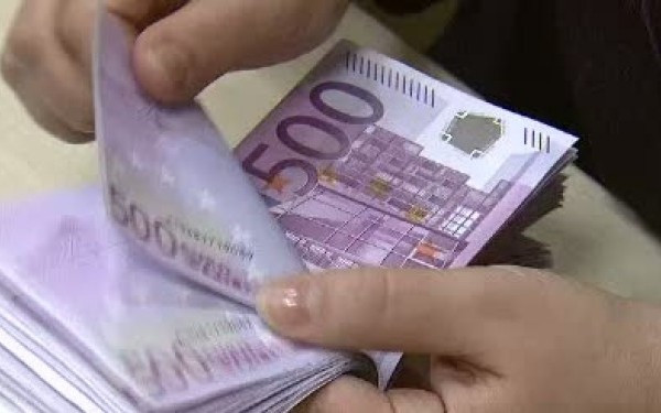 Un euro costa 4,4304 lei. Cursul a atins un nou nivel minim pentru ultima luna