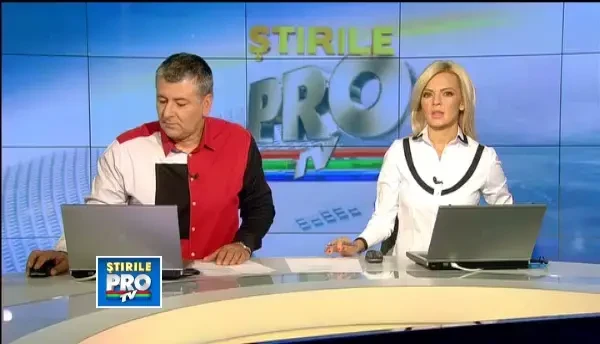 Accident spectaculos. Un taxi s-a rasucit in aer, a aterizat peste un gard si a daramat un stalp