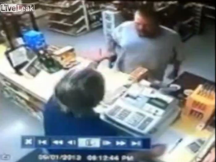 A vrut sa jefuiasca un magazin, insa a primit o lectie. Cine era vanzatorul. VIDEO