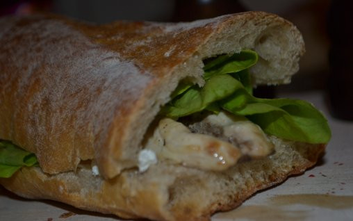 Banala folie alimentara pentru impachetat sandwichuri poate provoca probleme anumitor persoane. Cine sunt cei cu riscuri